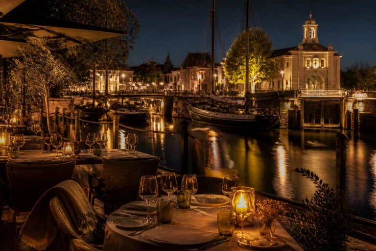 warm verlicht terras aan historische sluis met sfeervol gedekte tafels en zicht op stille havenkolk in de avond